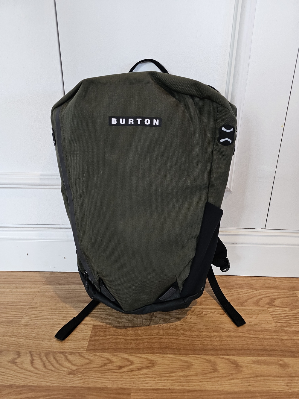 Burton Gorge 20L Water-Resistant Commuter Backpack – excellent condition